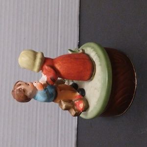 EUC. Vintage music box ceramic boy and girl figurines.